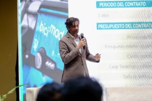 El director de Movilidad de la Empresa Municipal de Transportes de Madrid (EMT), Carlos Mateo Martín, durante su intervención en el acto